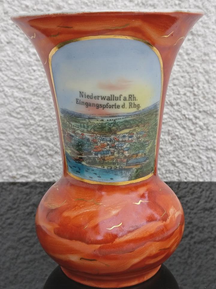 Kleine Blimenvase aus der Zeit wo noch die Köln Düsseldorfer in Walluf am alten Bock anlegte. Souvenir Artikel um 1920.